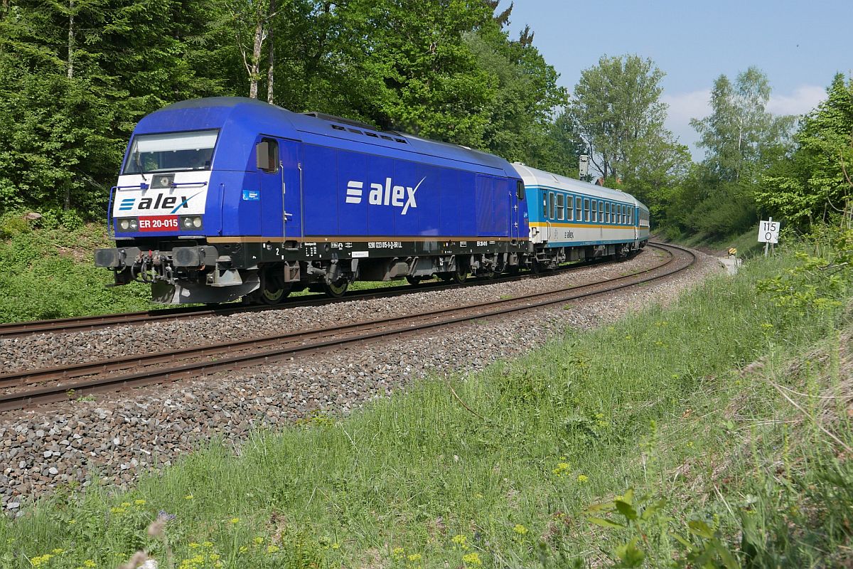 Kurz vor dem Bahnhof Röthenbach (Allgäu) befindet sich 223 015-9 mit den Wagen des ALX 84137 auf der Fahrt von Lindau nach München.