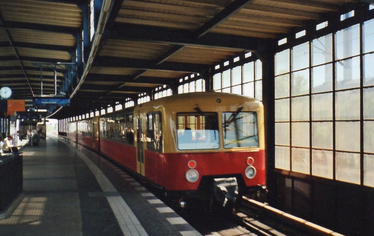 Kurz vor dem Ende der Stadtrundfahrt durchfuhr der Panoramazug 488 001 die Berliner Station Jannowitzbrücke in Richtung Ostbahnhof.Aufnahme im Mai 2007.