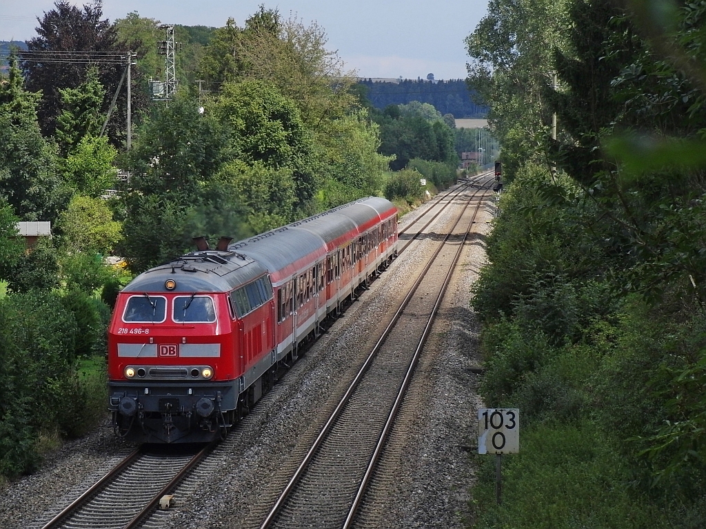 Kurz vor der Durchfahrt durch den Bahnhof Erbach befindet sich 218 496-8 mit dem aus n-Wagen gebildeten IRE 4209 auf der Fahrt von Ulm nach Lindau (14.08.2013).