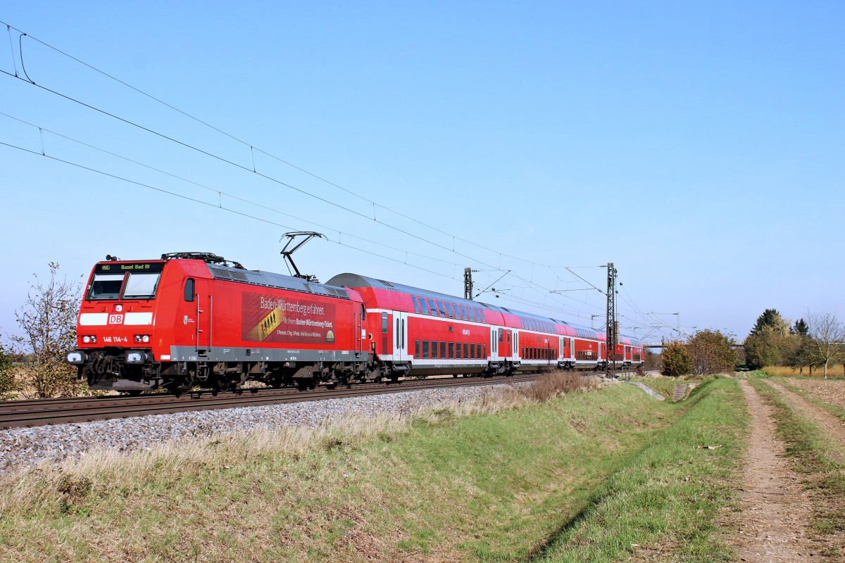 Kurz vor der Einfahrt in Müllheim (Baden), befand sich am 31.10.2014 die 146 114-4  Baden Württemberg erfahren  mit einem RE (Offenburg - Basel Bad Bf), als sie an der kleinen Ortschaft Hügelheim vorbei fuhr.