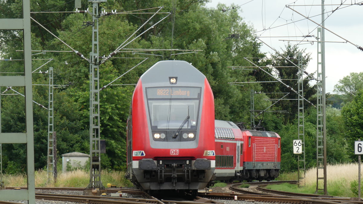 Kurz vor Eschhofen trifft die Main-Lahn Bahn auf die Strecke Gießen - Koblenz. Hier befährt gerade eine RB22 Frankfurt - Limburg diesen Abzweig und wird somit in Kürze Eschhofen erreichen. Aufgenommen am 19.6.2018 14:38
