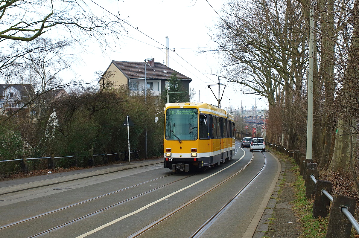 Kurz vor der Haltestelle Siegfriedbrücke ist Tw 291 am 09.03.2015 auf der Linie 110 in Richtung Hauptfriedhof unterwegs
