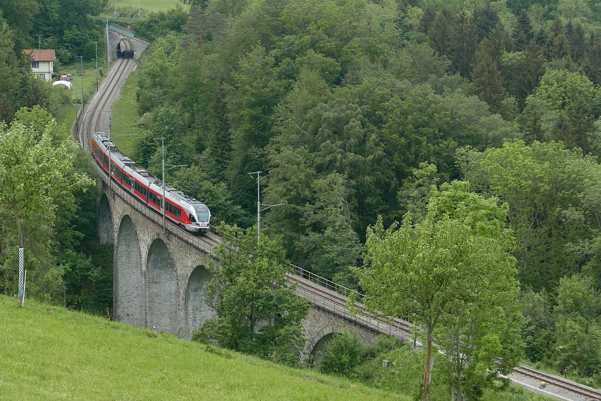 Kurz vor Herisau befindet sich die in St. Gallen gestartete und nach Wattwil fahrende S4 23454 auf dem Walketobel-Viadukt und wird danach den 27 m kurzen Tunnel Heinrichsbad durchfahren (20.05.2018).