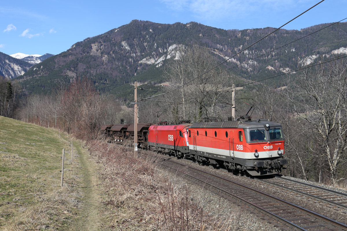 Kurz vor der Hst.Küb fahren 1144.082+1116.069 mit G-49417 und dem Schneeberg im Hintergrund. 4.3.17