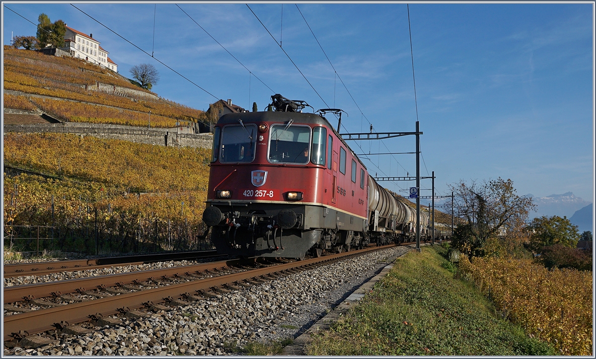 Kurz vor Lutry, bi Km 5.8 fotografiere ich diese SBB Re 420 257-8 mit eienem Güterzug Richtung Lausanne.
3. Nov. 2017