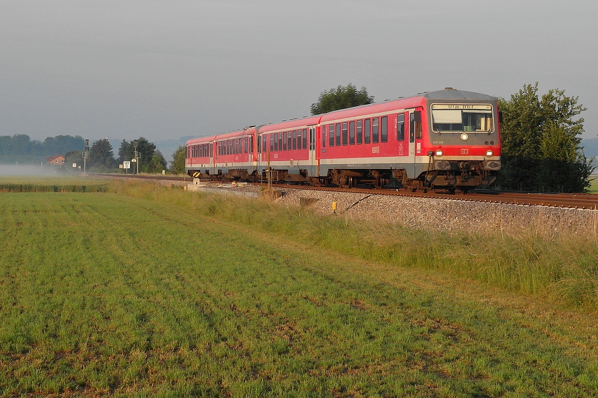 Kurz vor Mochenwangen fahren die in Friedrichshafen gestarteten 928/628 549 und ein weiterer Triebwagen der Baureihe 628 am 22.06.2017 als RE 22606 nach Ulm.