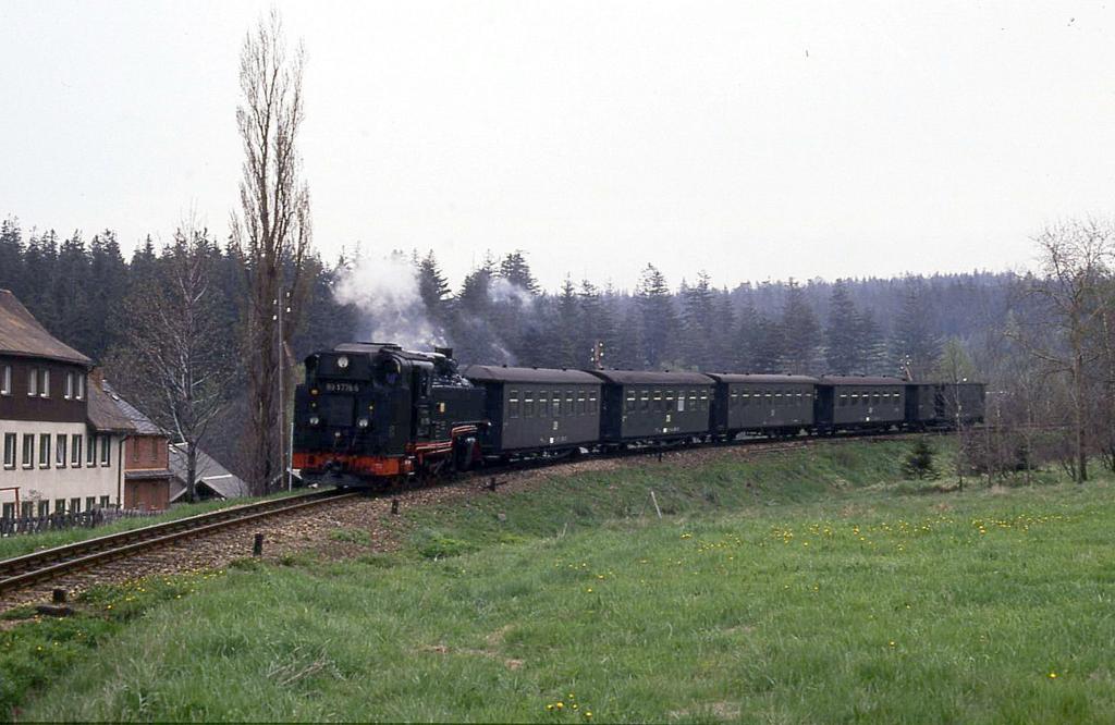 Kurz vor Rotensehma ist hier 991776 mit dem P 14312 am 6.6.1991 um 12.14 Uhr nach Cranzahl unterwegs.