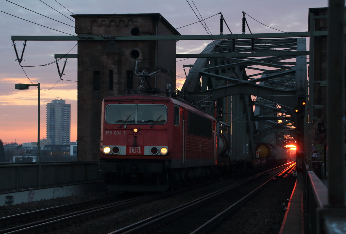 Kurz vor Sonnenuntergang fuhr 155 004-5 über die Kölner Südbrücke.

Köln Südbrücke, 15. Februar 2017