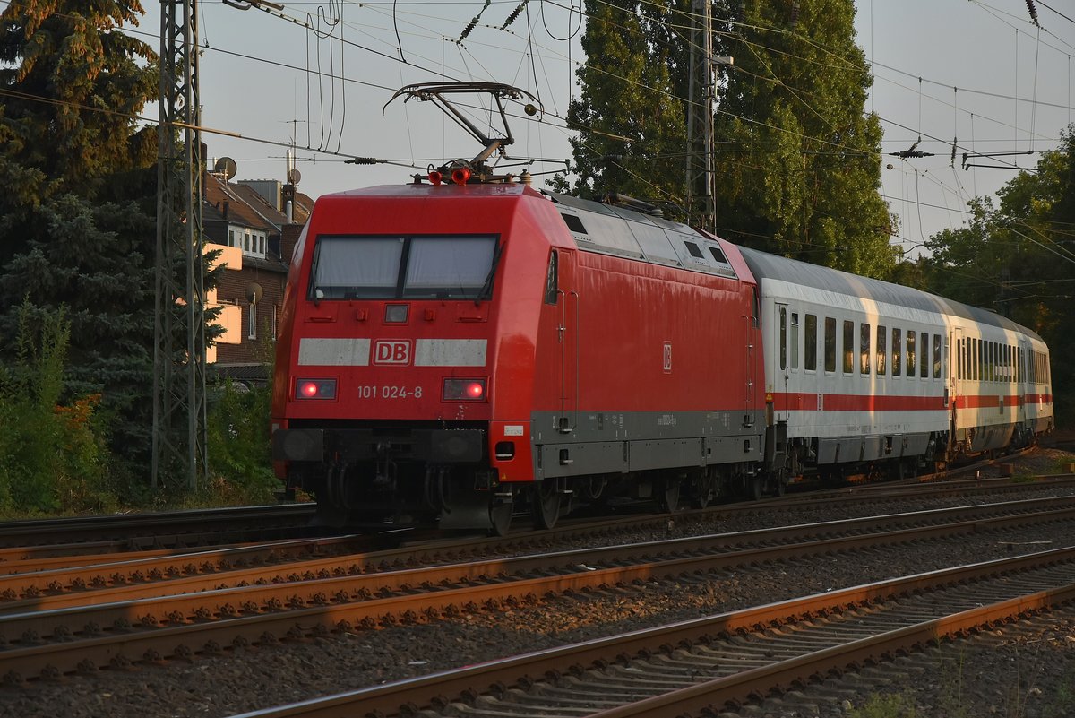 Kurz vor zwanzig Uhr macht sie der in Rheydt geendete IC 2223 nun nach Köln auf in die Abstellung, geschoben wurde der Zug von der 101 024-8 am Freitagabend. 17.8.2018