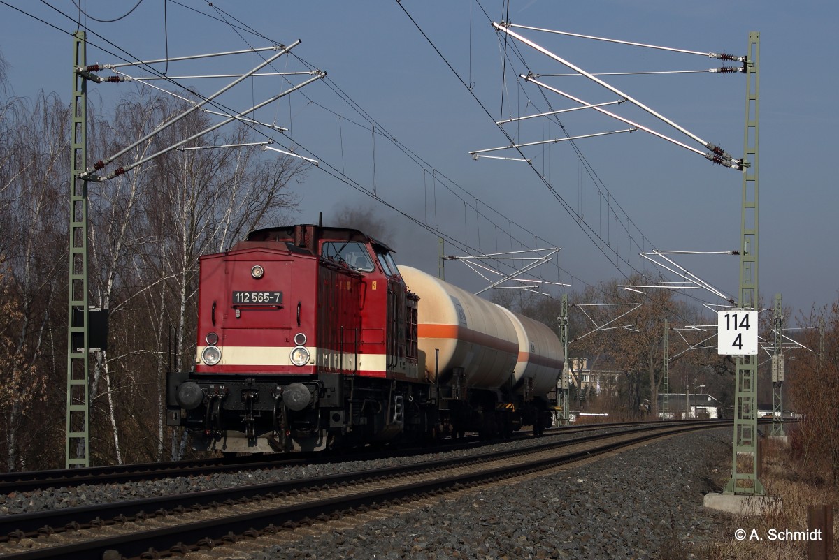 Kurzer Gaskesselgüterzug mit der 112 565 der Press auf dem weg nach Mehltheuer, Aufgenommen am 18.03.2016