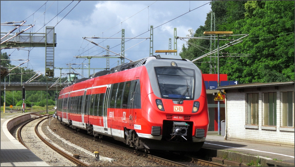 Kurzer Halt für den Rhein-Sieg-Express (Hamsterbacke) am Bahnsteig vom Stolberger Bahnhof. Szenario vom 03.Juli 2016.