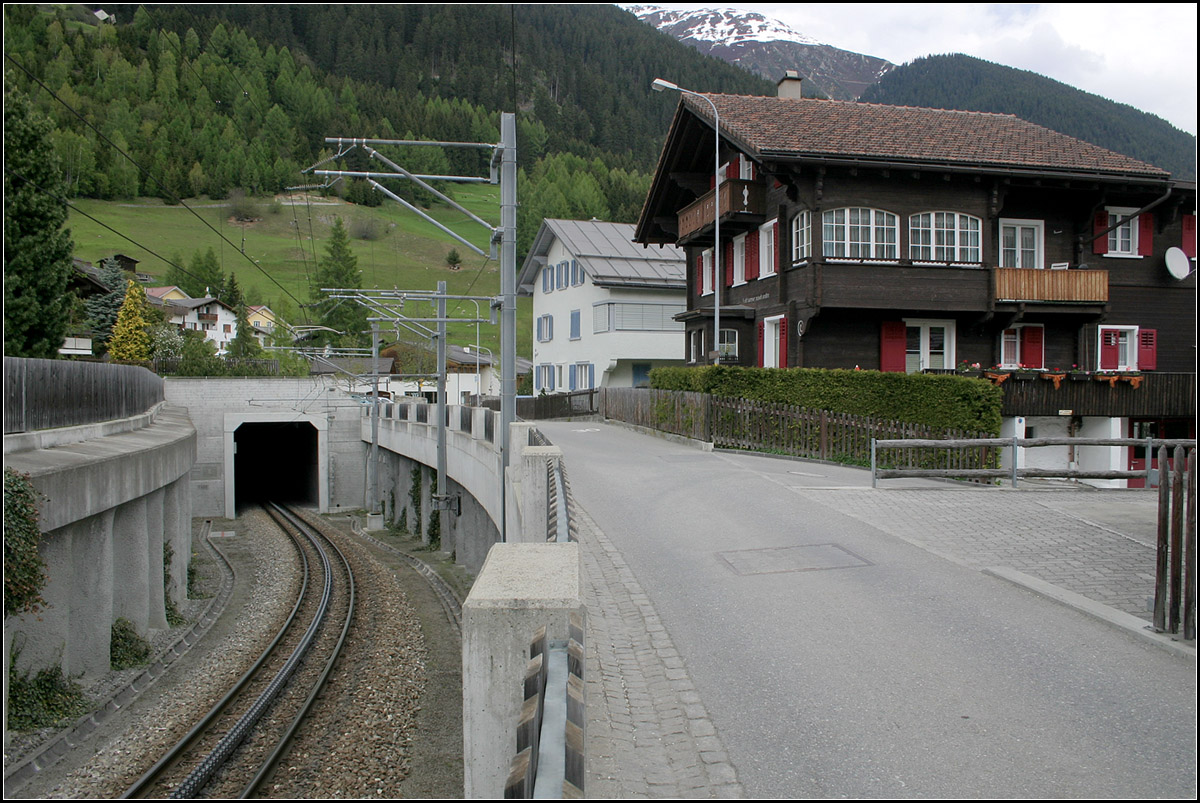 Kurzer Tunnel im Ort -

In Disentis/Muster verläuft die Matterhorn-Gotthard-Bahn im Ortsbereich in einem eingleisigen Tunnel. Angaben zur Fertigstellung dieses Bauwerkes konnte ich keine finden.

16.05.2008 (M)