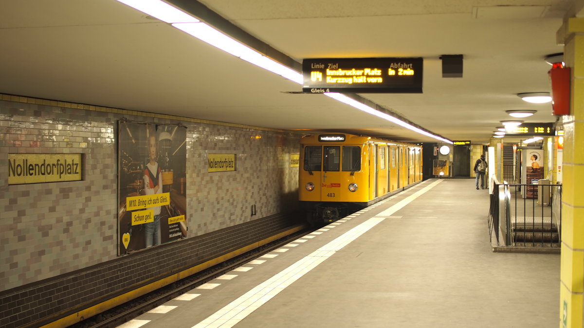 Kurzer (Ultra-)Kurzzughalt.

Auf der U-Bahn-Linie U4 der Berliner BVG fahren zwei Pendelzüge zwischen den Stationen  Nollendorfplatz  und  Innsbrucker Straße . Hier am Nollendorfplatz auf der oberen Ebene Zug 483 (Bauserie A3E).

Berlin, der 02.02.2019