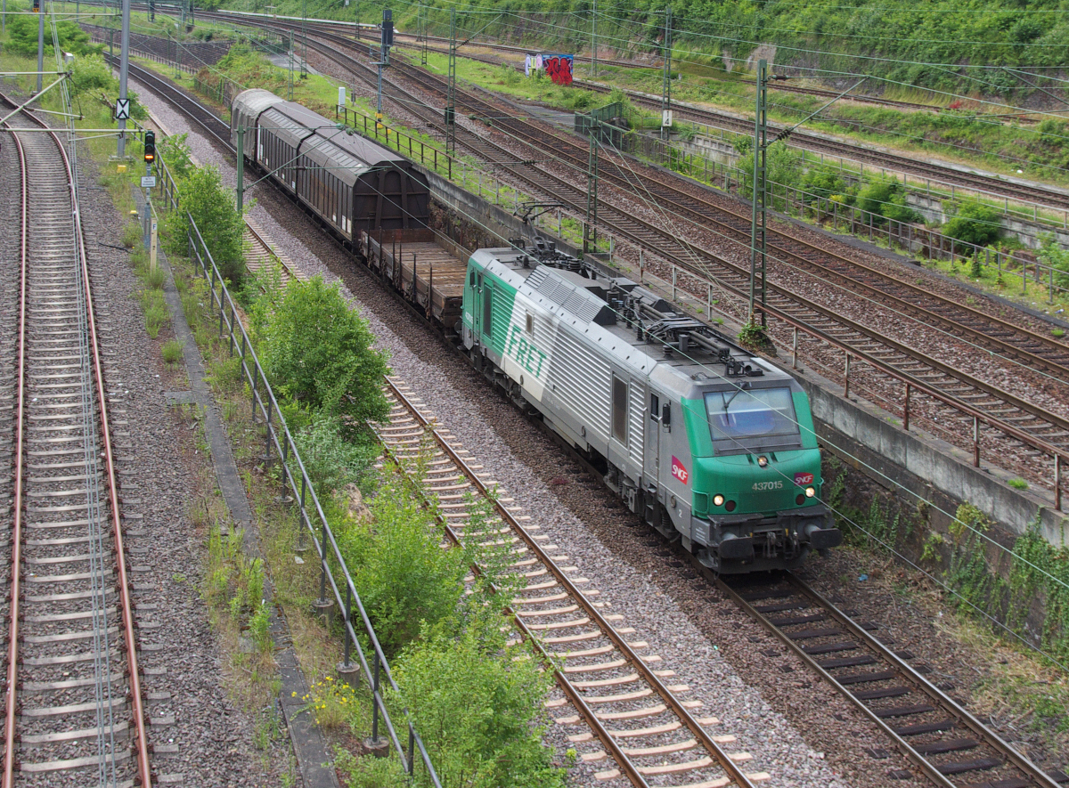 Kurzgüterzug - SNCF 4 37015 bringt einen kurzen Güterzug aus Forbach zum Saarbrücker Rangierbahnhof. 03.06.2014 Bahnstrecke 3234 Saarbrücken Saardamm - Saarbrücken Rbf 