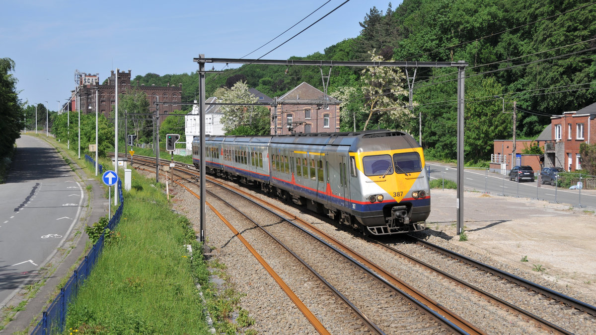 L-Zug 5387 Maastricht - Hasselt in Form von Triebzug 387 der Serie AM80, hier aufgenommen am 17/05/2018 von der Fussgängerbrücke in Hermalle s/Argenteau bei Visé.