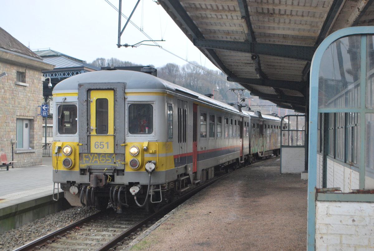 L-Zug Aachen Hbf - Spa Géronstère wartet im Bhf Pepinster auf Abfahrt (1. März 2018).