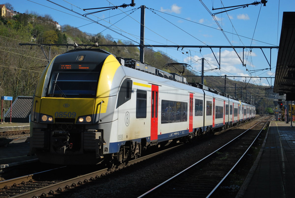 L-Zug nach Namur im Bhf Huy am 12. April 2016.