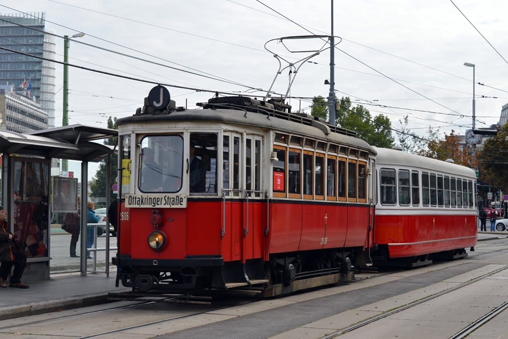 L1 2606 + c3 1110 als Linie J vor der 150 Jahre Wiener Straßenbahn Parade am Schwedenplatz, 27.09.2015
