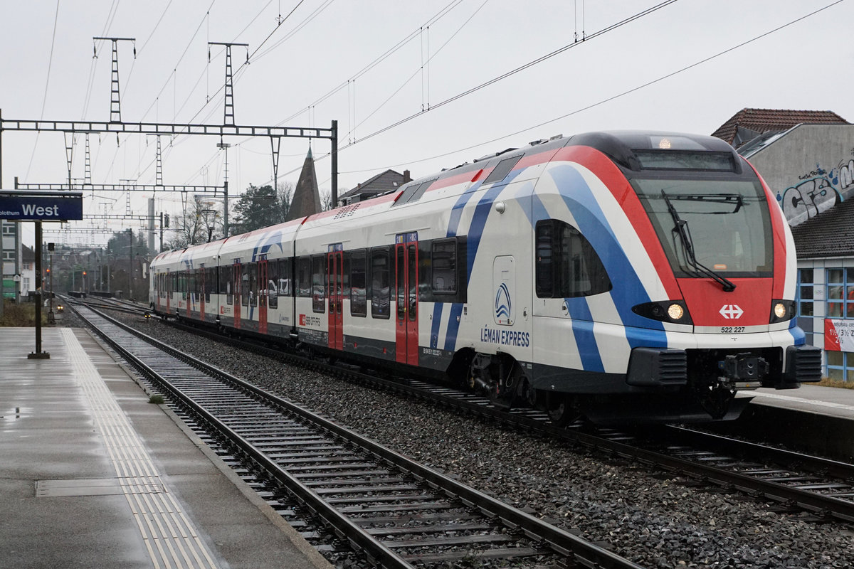 LÉMAN EXPRESS FLIRT RABe 522 mit Bt 522 227 auf der Fahrt in die Westschweiz anlässlich der Bahnhofsdurchfahrt Solothurn-West am 8. Januar 2019.
Foto: Walter Ruetsch