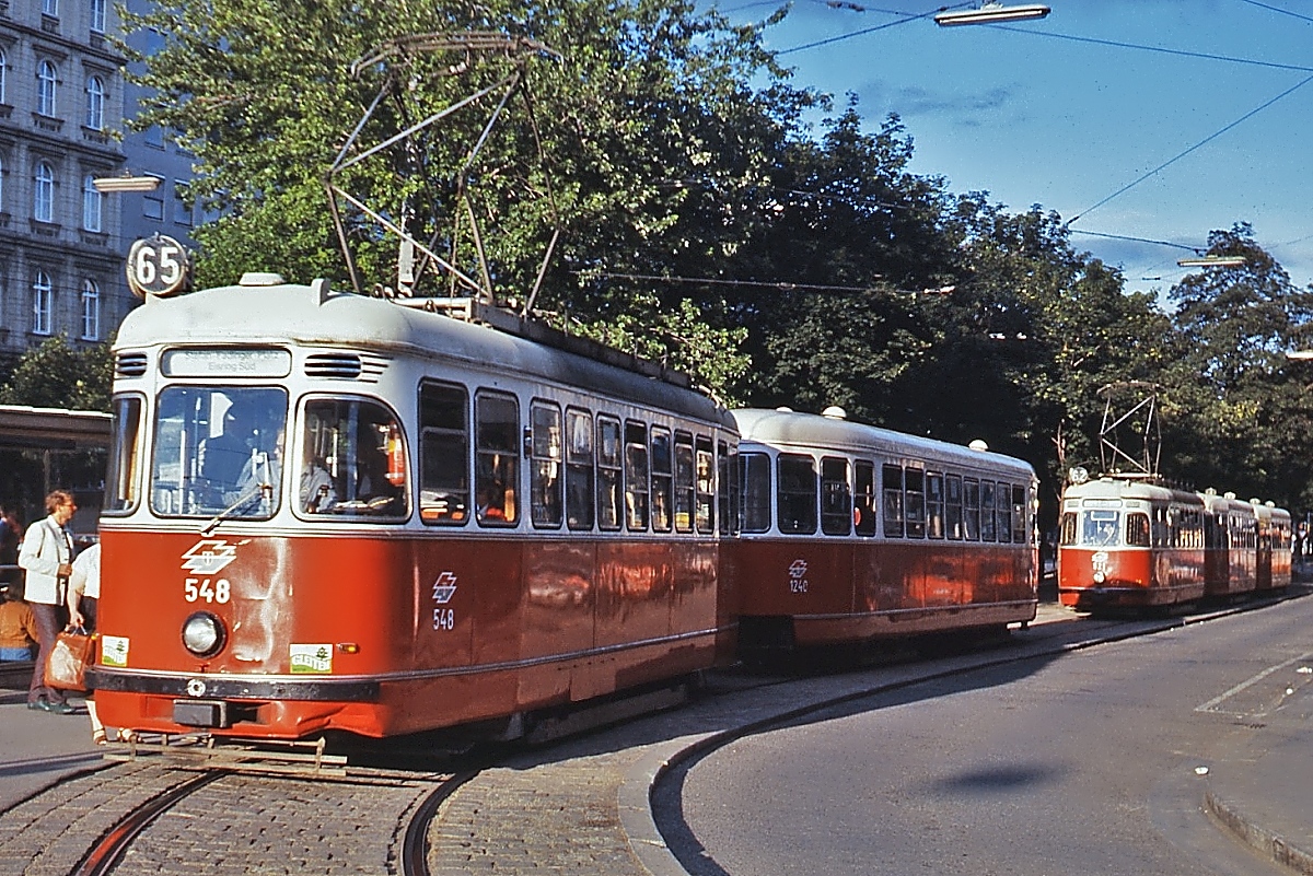 L4 548 steht an einem Juniabend 1987 als Linie 65 abfahrbereit am Ring Richtung Stefan-Fadinger-Platz, dahinter ein weiterer L4 als Linie 62