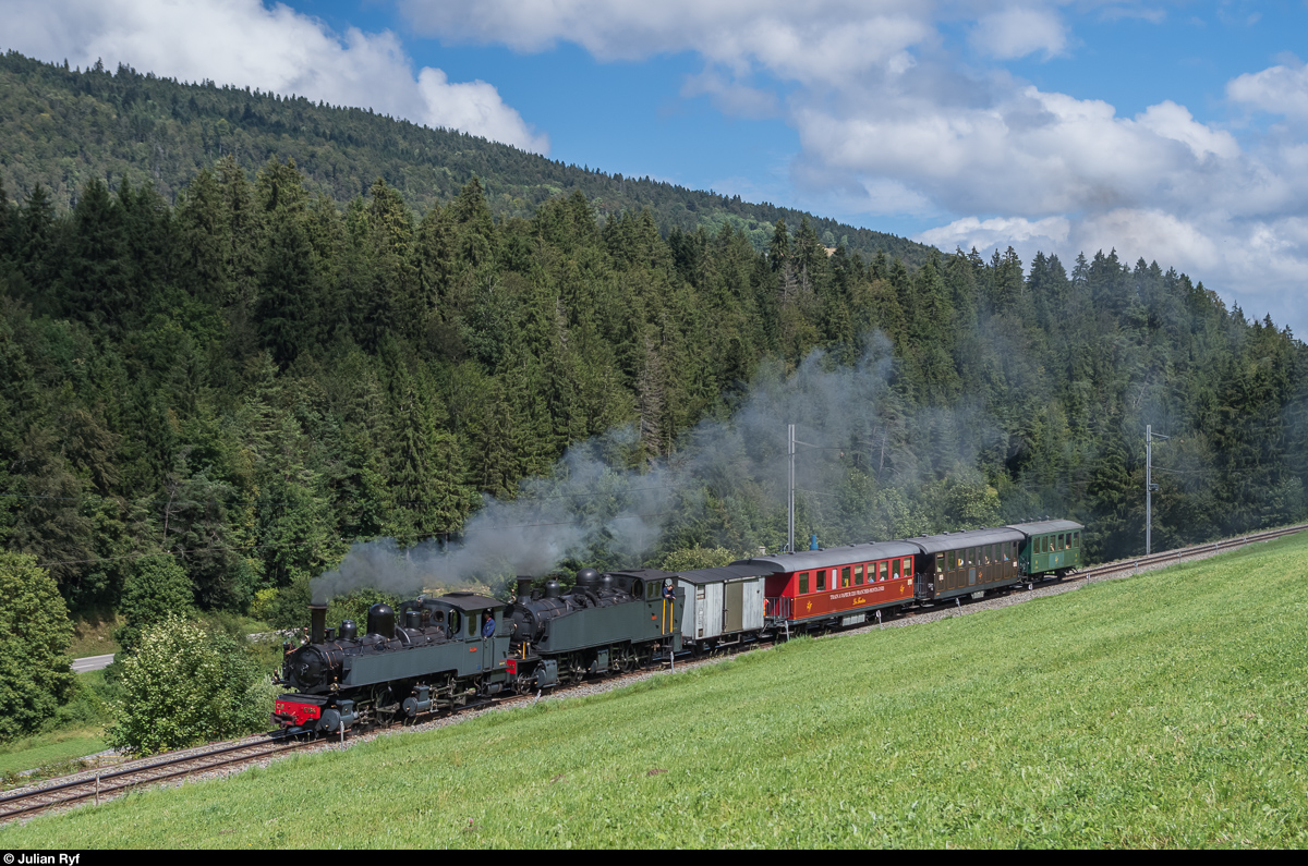 La Traction Dampf-Doppeltraktion am 21. August 2016: Die bereits von Olli gezeigte Szene (962917) aus meinem Blickwinkel. Die G 2x2/2 E 164 und die G 2/3+3/3 E 206 ziehen ihren Zug unterhalb von Tramelan bergauf.