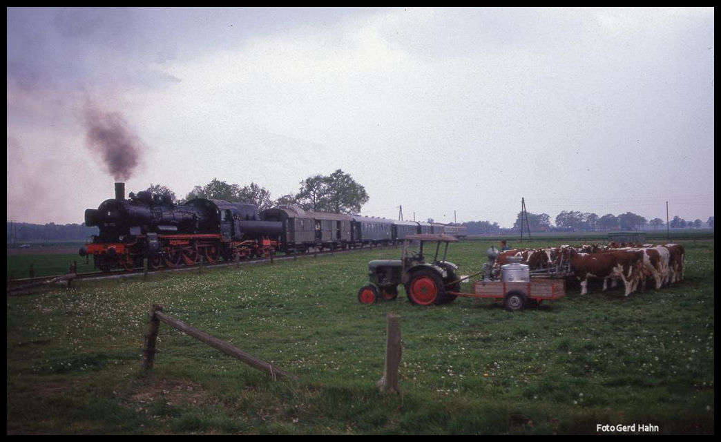 Ländliche Idylle am Rand der Tecklenburger Nordbahn zwischen Westerkappeln und Mettingen. 381772 war dort am 20.5.1991 mit einem Personenzug von Eisenbahn Tradition Lengerich vormals Eisenbahn Kurier unterwegs.