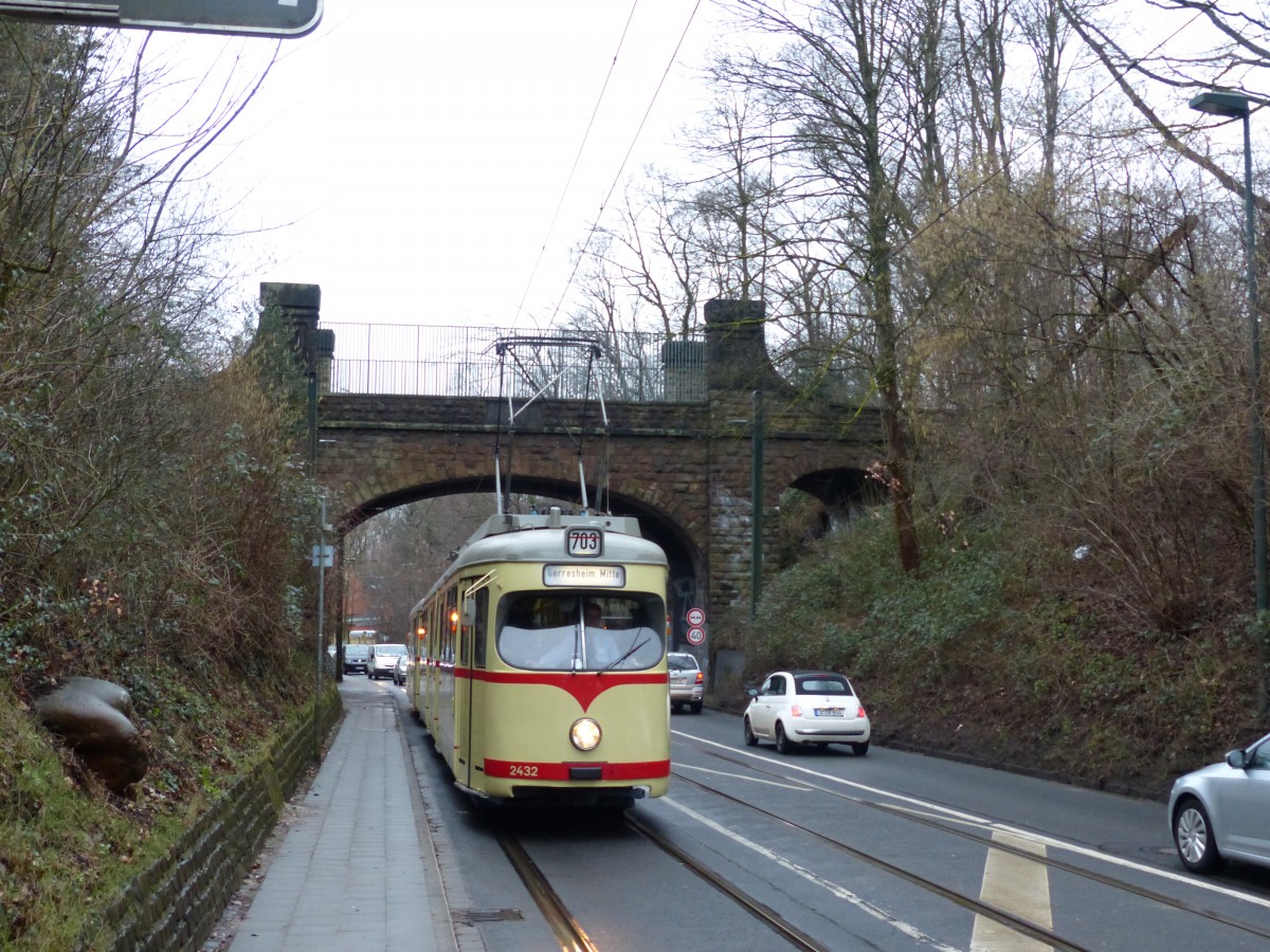 Lahmer und dichter Verkehr macht die Straßenbahnfotografie nicht immer leicht, dabei bildet die Brücke eine schöne Fotomöglichkeit. Hier hat es gerade so geklappt, der 1961 gebaute Sechsacher Tw 2423 ließ sich noch freistehend ablichten. 20.2.2016, Ludenberger Straße, Düsseldorf