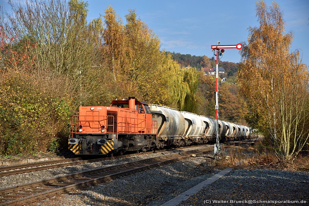 Lahntalbahn Herbst am 05.11.2015, hier der Steedener Kalkzug mit der MaK 1206 Nr. 92 80 1275 870-4 D-BUVL am Ausfahrsignal in Stockhausen
