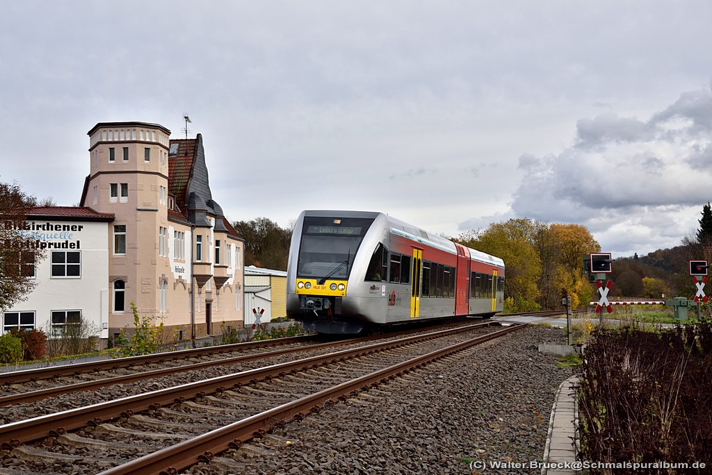 Lahntalbahn Herbst am 09.11.2015, hier der HLB GTW 121 bei Biskirchen