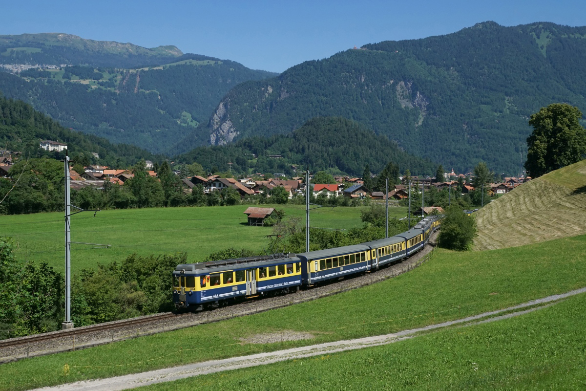 Lange Jahre ein Klassiker, bald jedoch Geschichte: ABeh 4/4 I 304 an der Spitze der Regionalzüge nach Grindelwald und Lauterbrunnen. Das Bild wurde am 18.06.2017 bei Wilderswil aufgenommen.