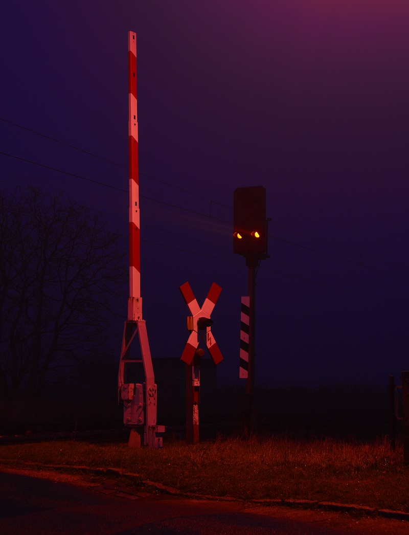 Lange Lichtstrahlen wirft das Überwachungssignal an einem Bahnübergang am Ortsrand von Güterglück in den Nebel.

Güterglück 11.01.2018