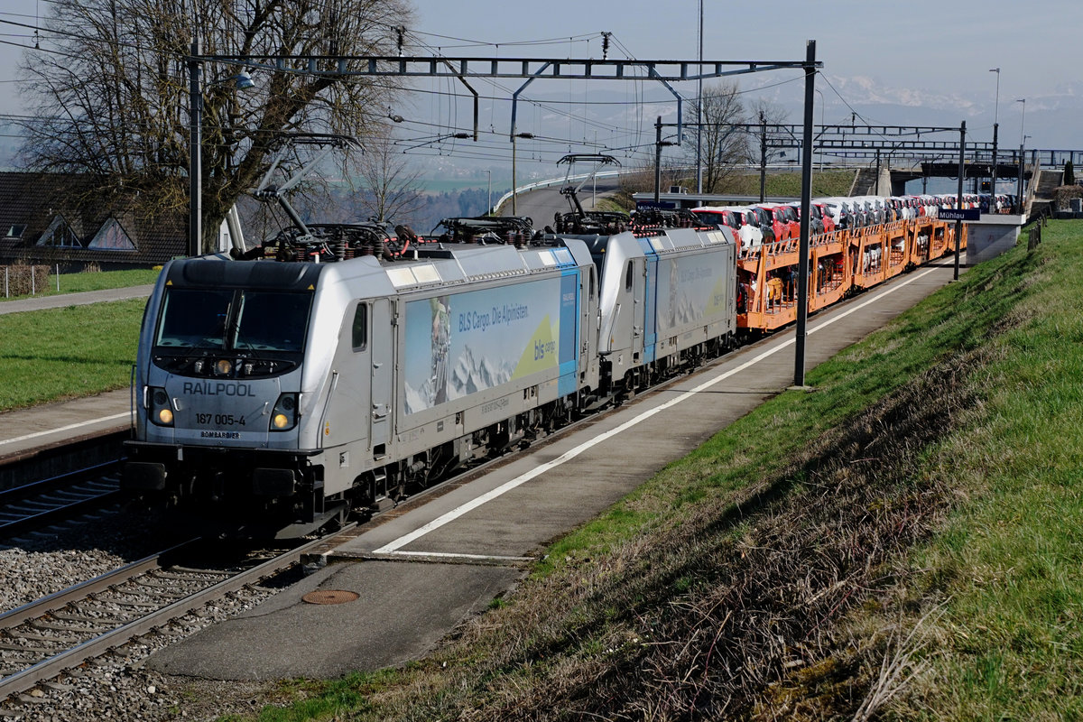 Langer Autozug von BLS CARGO mit Doppeltraktion RAILPOOL 187 bei Mühlau am 22. März 2019.
Foto: Walter Ruetsch 