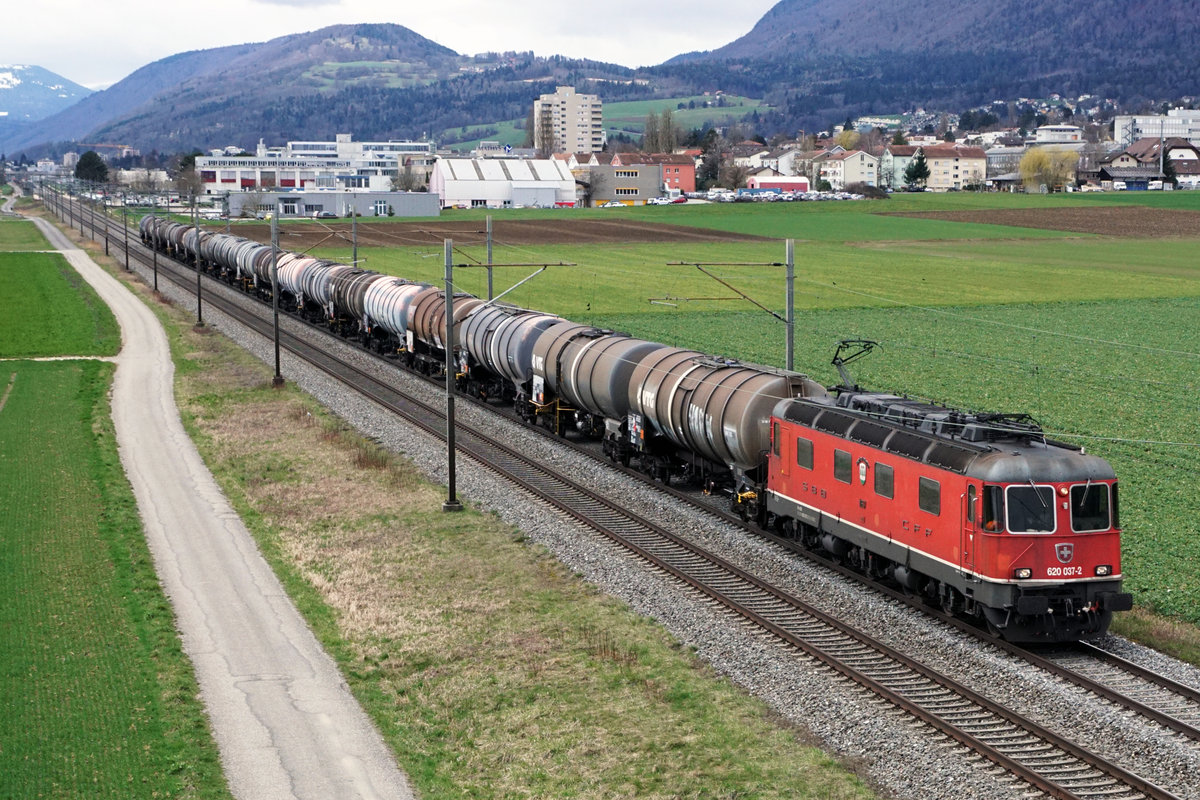 Langer Kesselwagenzug mit der Re 620 037-2  Sonceboz-Sombeval  zwischen Bettlach und Selzach unterwegs am 18. März 2019.
Foto: Walter Ruetsch