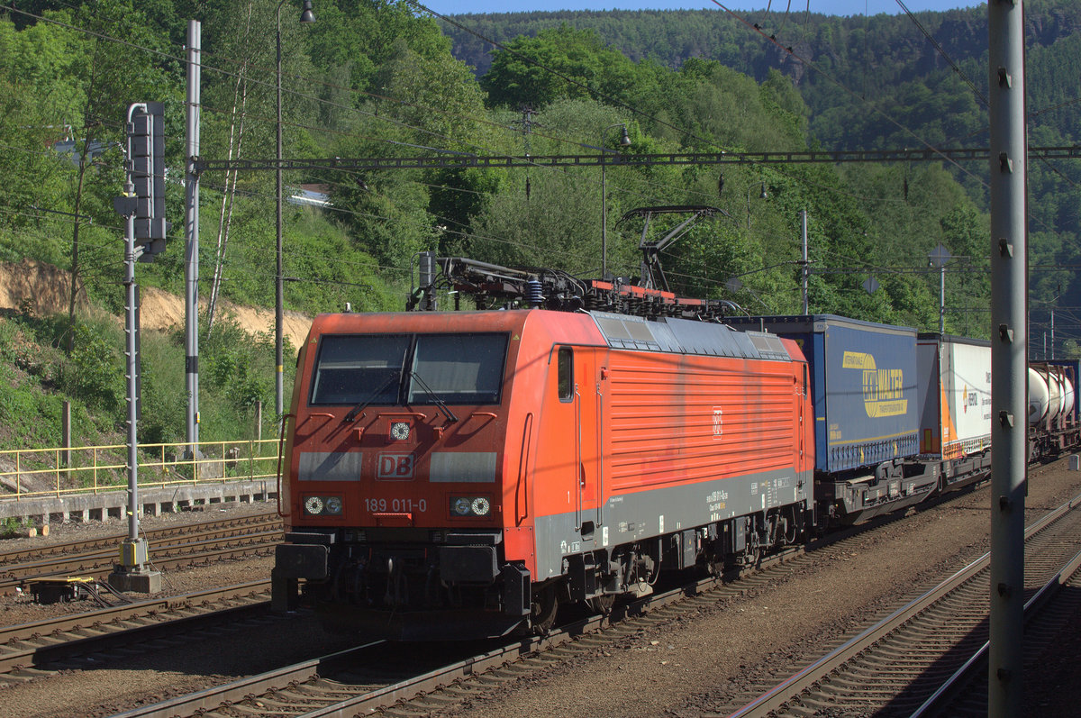 Langsam ausrollend kommt 189 011-0 am Signal in Decin Postredni Zleb  zum Stehen, dann bekommt der Sonderzug Karel Ausfahrt Richtung Decin hln. 27.05.2017 10:09 Uhr.