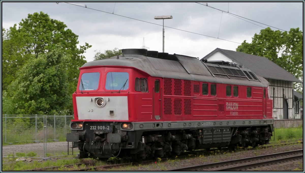Langsam dieselt die 232 909-2 durch Lintorf Ratingen am 11.Mai 2014. Recht stürmisch und nasskalt war es am Muttertag hier an der Strecke.