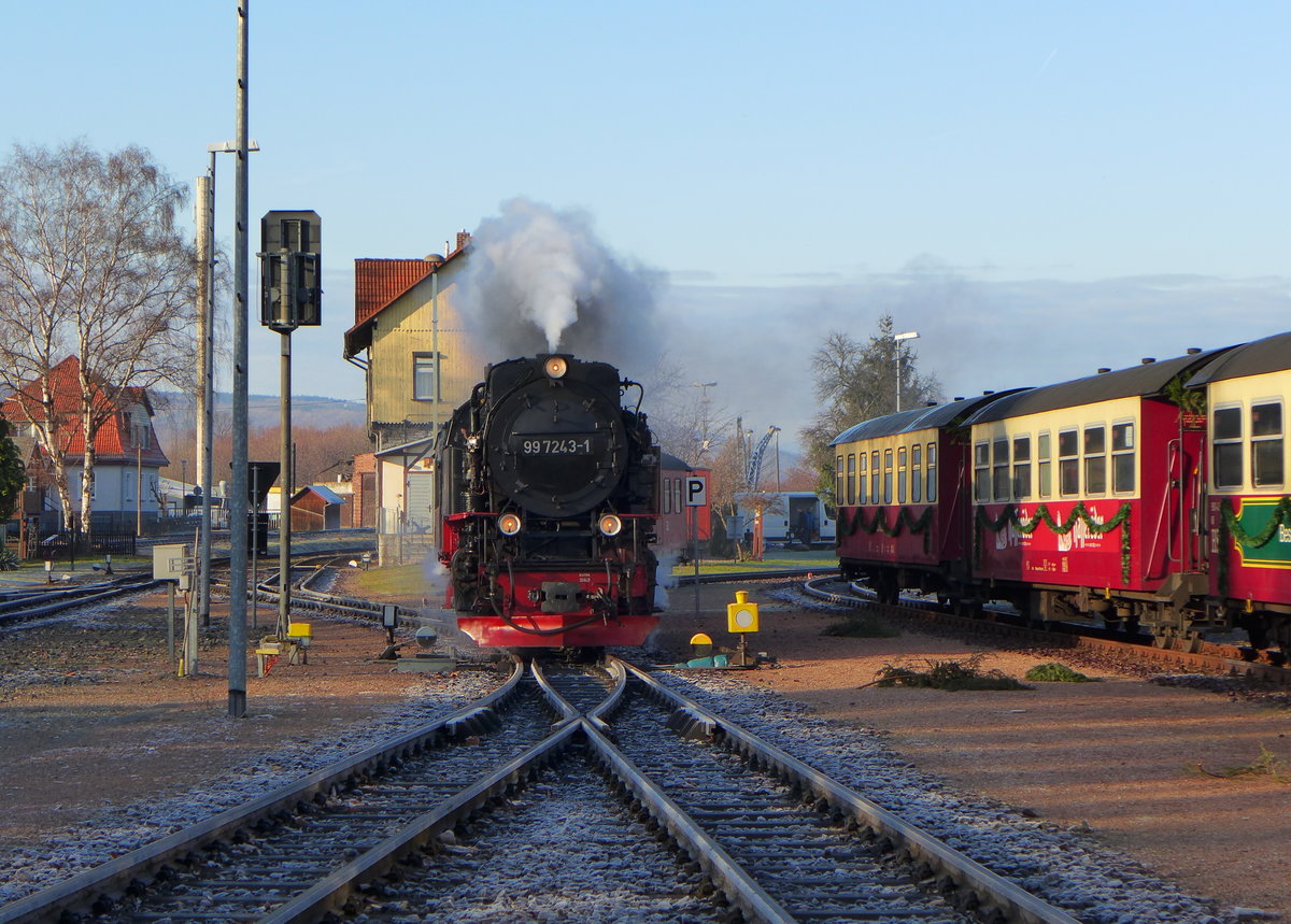 Langsam rollt 99 7243-1 mit P8963 (Quedlinburg - Alexisbad) in den Bahnhof von Gernrode ein.

Gernrode, 17. Dezember 2016