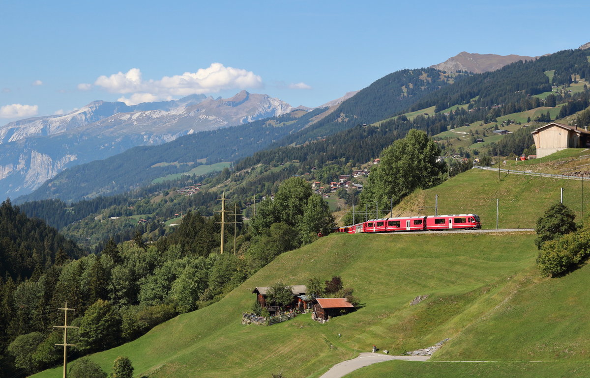 Langsam schlängelt sich ein Allegra über die Wiesen unterhalb Langwies bergwärts. 

Langwies, 20. September 2018