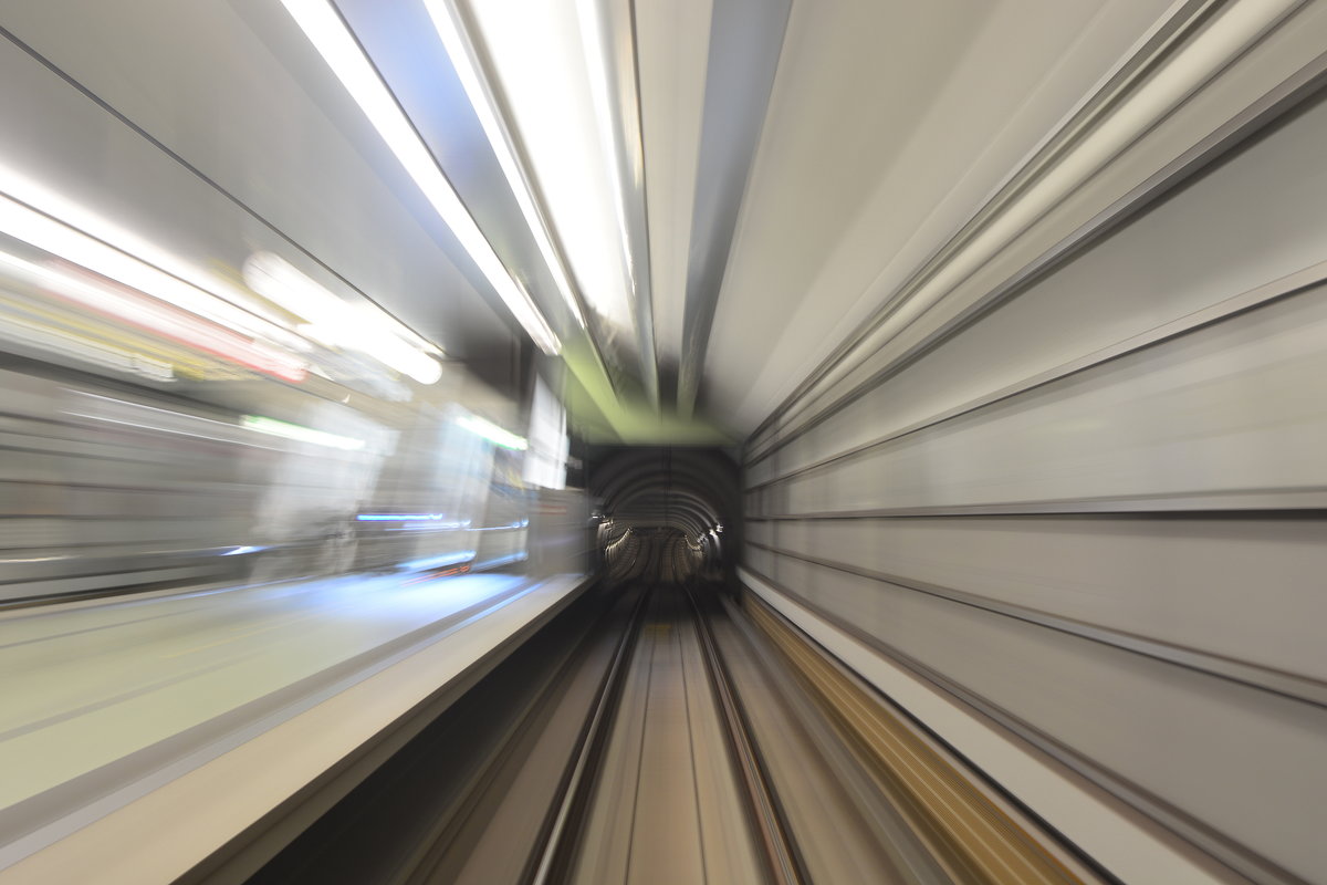 Langzeitaufnahme bei der Ausfahrt aus einer U-Bahn Station aus einer autonomen U-Bahn.

Nürnberg 14.04.2017