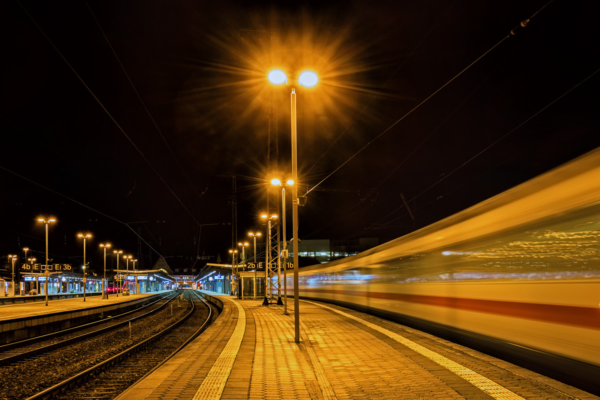 Langzeitbelichtung auf dem Bahnhof Stralsund mit IC 2424 bei der Ausfahrt zum Ostseebad Binz. - 28.12.2016
