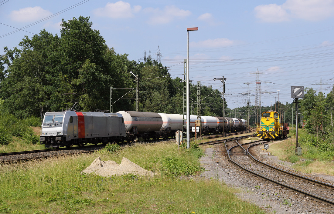 Laut verschiedenen Internetseiten war Railpool 185 678 zum Aufnahmezeitpunkt für die IGE im Einsatz.
Das Bild zeigt den Bahnhof Hanekenfähr am 6. Juni 2018.