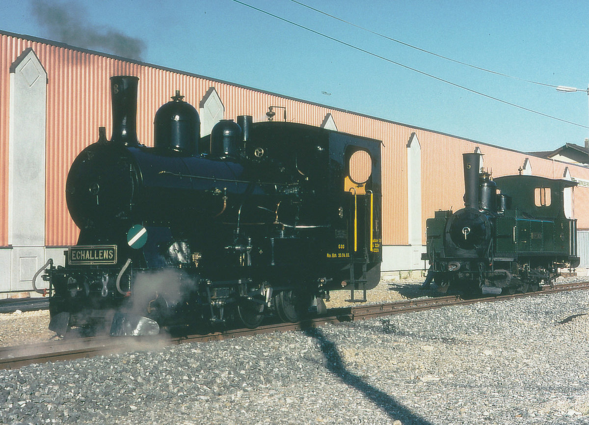 LEB/BC: Die LEB Dampflokomotiven G 3/3 8 (1910) und die G 3/3 5 (1890) in Echallens im Jahre 1998.

Die Nummer 8 wird noch regelmässig auf der LEB mit passenden Wagen für öffentliche Dampffahrten eingesetzt.

Die Nummer 5 hat eine sehr interessante Geschichte hinter sich. 
Bis 1934 LEB
1939 Energie de l'Ouest Suisse
1967 Firma Hilti, Götzis (Voralberg)
1973 Spielplatz Feldkirch
Anschliessend Aufarbeitung und Wiederinbetriebnahme bei der Museumsbahn Blonay-Chamby.
Foto: Walter Ruetsch