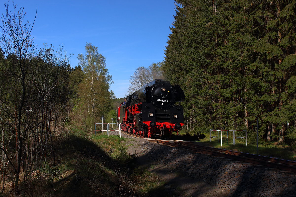 Leerreisezug von Chemnitz nach Falkenstein/Vogtland mit der 01 0509 und 112 565 bei Iffersgrün. Aufgenommen am 27.04.2018