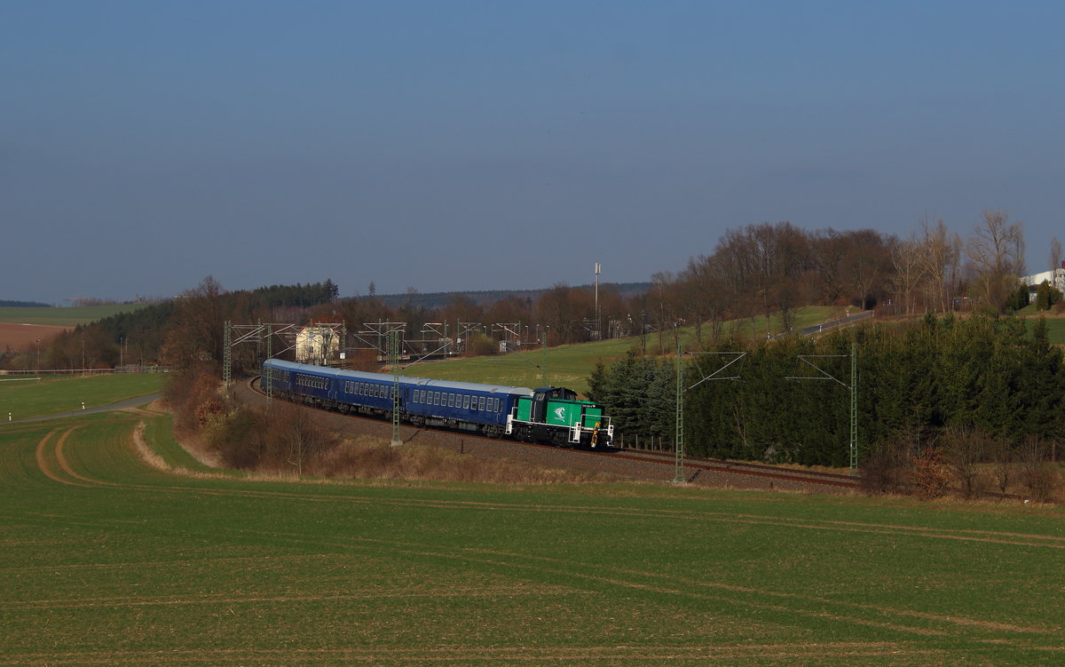 Leerreisezug DLr 86842 holte am 08.04.18 vier Personenwagen aus Neumark/Sachs. nach Nürnberg mit der 295 098 der FLEX AG.