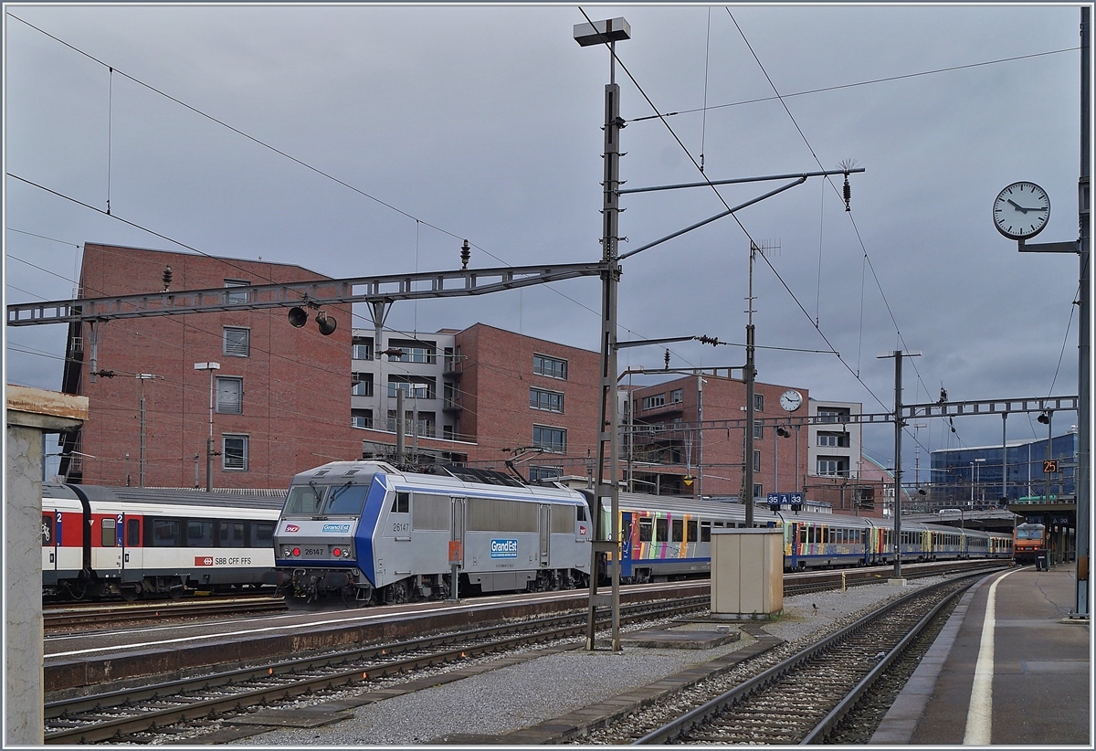 Leider etwas ungeschickt stand die SNCF BB 26 147 (UIC 91 87 0026147-5 F-SNCF) mit ihrem TER Basel/Bâle. Das Gebiet für den Regionalverkehr  Grand Est  besteht aus den Regionen Alsance, Lorraine, Champagne und Ardenne.
13. März 2018