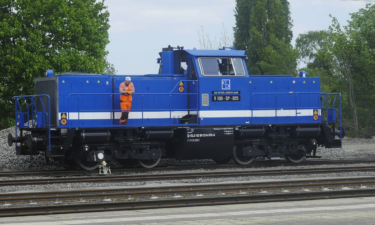 Leider nur aus der Eurobahn im Vorbeifahren in Unna erwischt: V 100-SP-025 von Spitzke Logistik (92 80 1 214 015-0 D-SLG). Aufnahme vom 11.5.17.