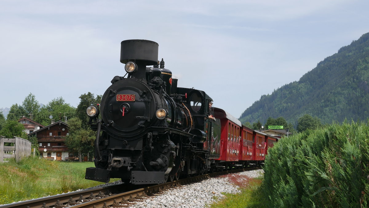 (leider verunstaltete) Dampflok 83-076 mit dem Zug D211 der Zillertalbahn von Jenbach nach Mayrhofen; bei Kaltenbach, 08.06.2018
