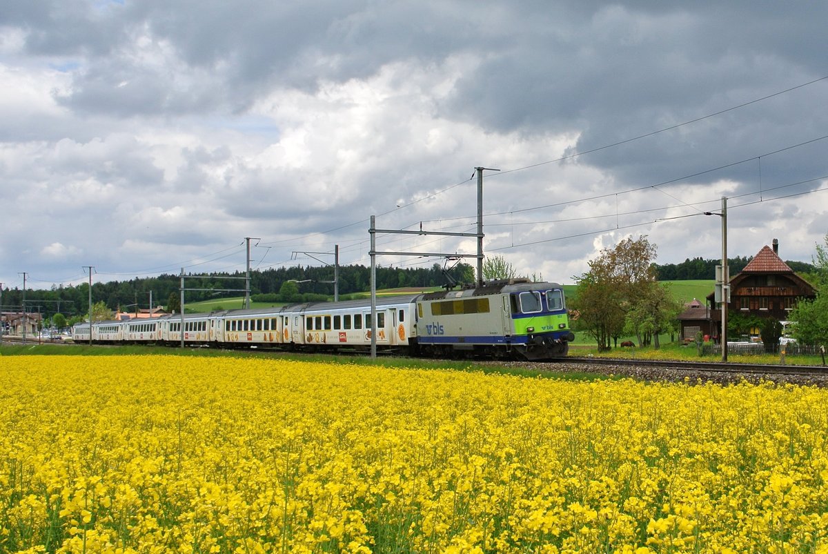 Leider war es bewlkter als gehofft; Die Kambly Re 465 ist zurzeit in der Werksttte in Spiez, als Ersatz verkehrt nun wieder einmal eine Re 420 am Kambly EWIII Pendel. Re 420 502-7 mit dem RE 4371 bei Worb SBB, 16.05.2016.