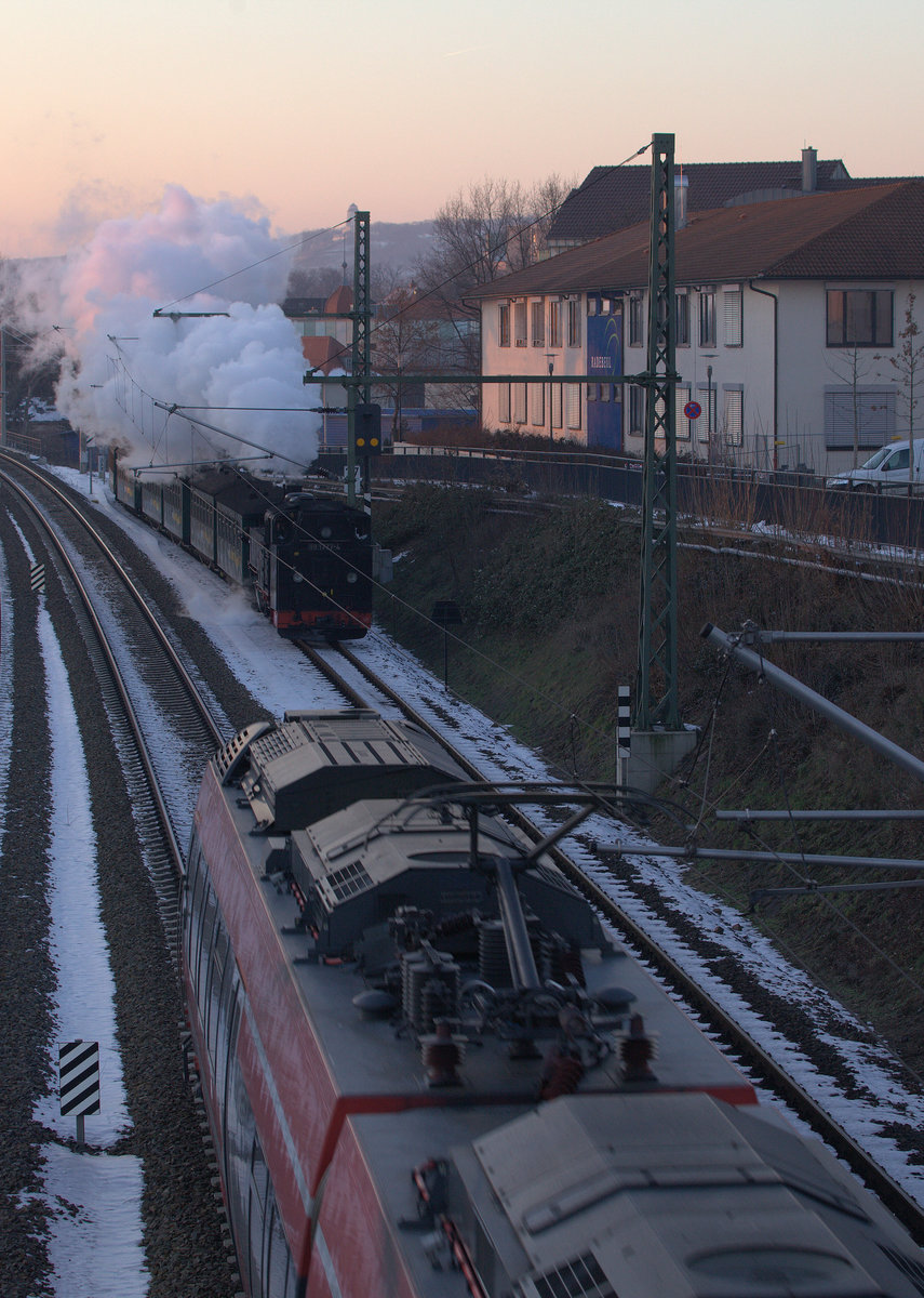 Leider wieder photografisch suboptimal, der RE Saxonia ist etwas zu spät in Radebeul Ost losgefahren,99 1777-4 hat am Treffpunkt schon den Regler geschlossen und kann auch das Lichtsignal des TW nicht erwiedern. 27.01.2017  17:29 Uhr Radebeul Ost