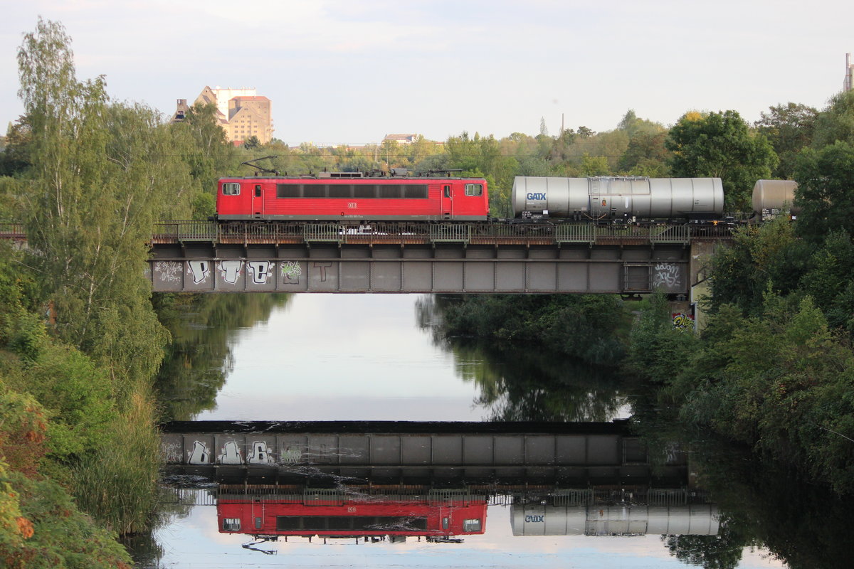 Leipzig Rückmarsdorf 20.09.2016/18:20  .  Fahrt der 155 061-5 auf der Brücke über den Saale-Leipzig-Kanal in Richtung Lpz-Leutzsch ( Wahren) als  Ganzzug  bestehend aus 2 Kesselwagen.