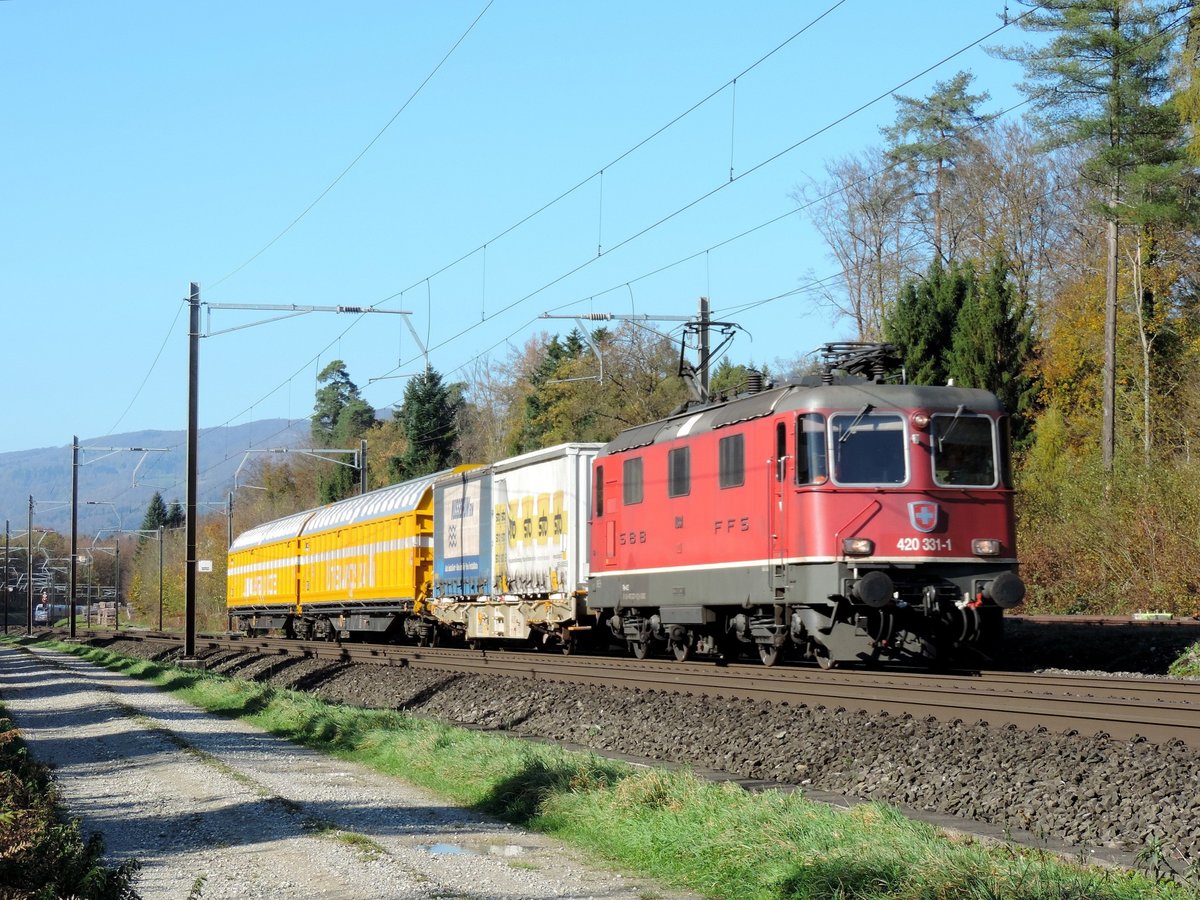 Lenzburg - 31.10.17 : Re 420 331 mit einem Postzug.